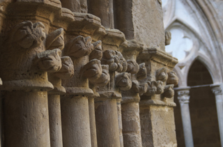 Capiteles con adronos vegetales