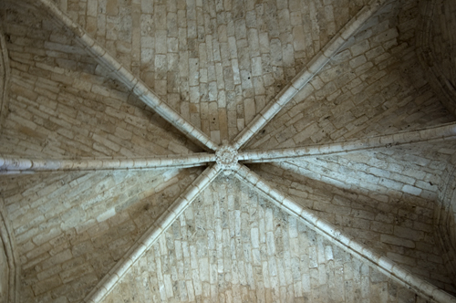 Arcos con perfil en bocel confluyendo en la clave de una bóveda, glosario de términos arquitectónicos