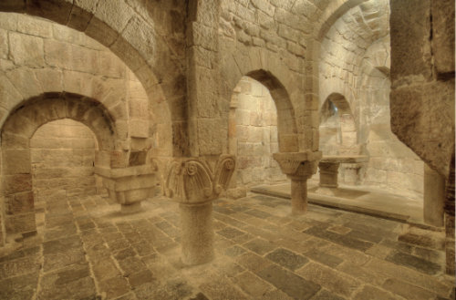 Nave central de la cripta de Leire dividida en dos