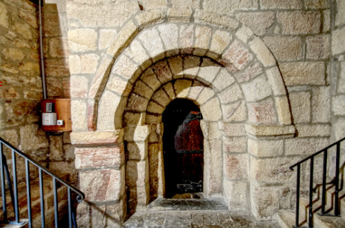 Portada de entrada a la cripta de Leire