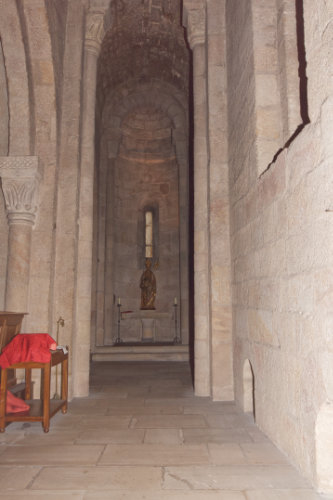 Nave lateral de la iglesia románica de Leire