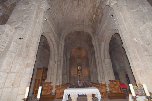 Nave central y capilla mayor de la iglesia románica de Leyre