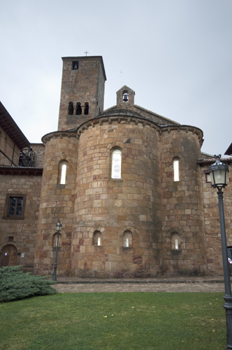 Vista exterior de la cabecera de la iglesia románica de Leyre