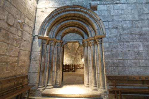 Puerta de acceso a la capilla de las santas Nunila y Alodia en la iglesia de Leire