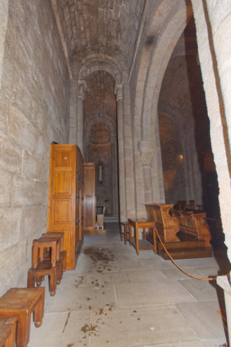 Nave lateral de la igleisa románica de Leire