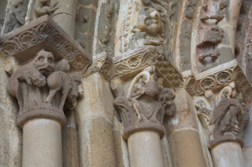 Capiteles de la portada de la porta speciosa de Leire
