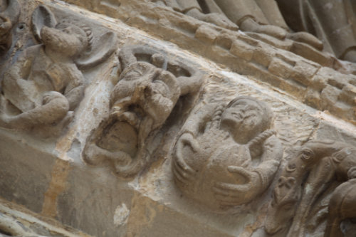 Representación de la avaricia en la porta speciosa de Leire