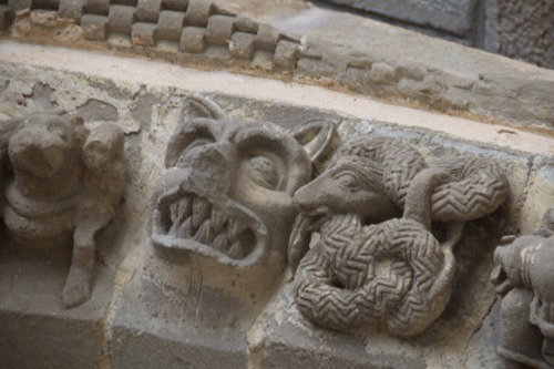 Figuras de animales en la porta speciosa de Leire