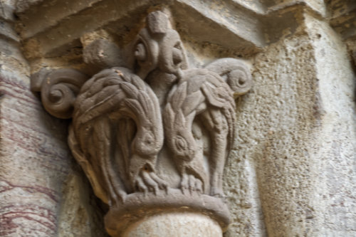 Capitel con aves picandose la patas de la porta speciosa de Leire