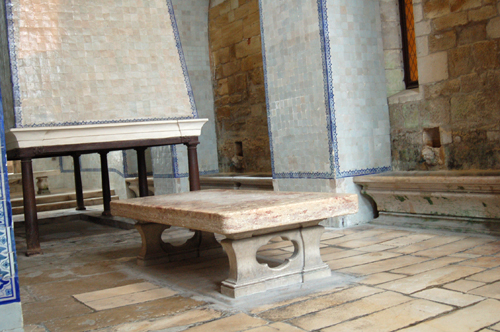 Mesa de trabajo y chimenea de la cocina de Alcobaça