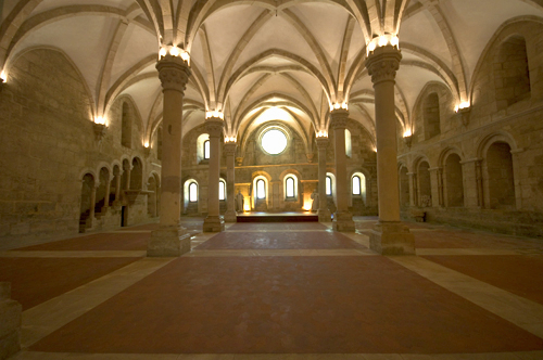 Refectorio de Alcobaça desde la entrada