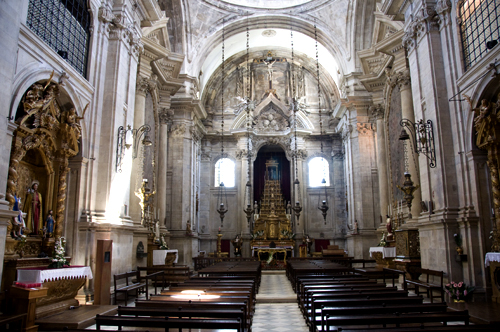Vista de la iglesia de Lorvao desde los pies
