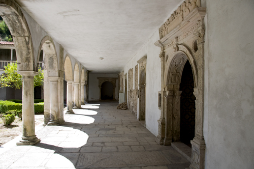 Restos del primitivo monasterio que adornan la entrada alas capillas del claustro de Lorvao
