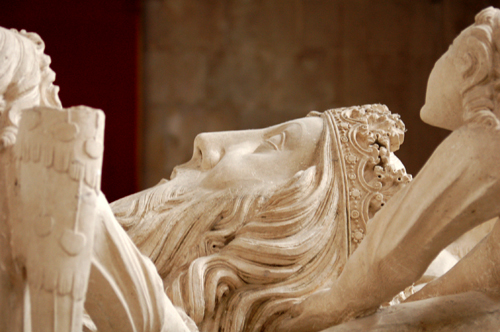 Detalle del sepulcro de Pedro I en la iglesia de Alcobaça