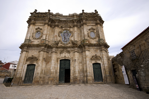 Vista de la fachada occidental del monasterio das Salcedas