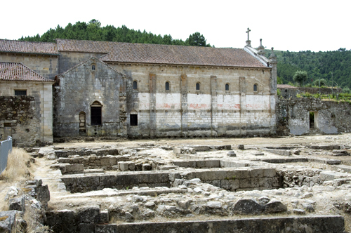 Vista de las ruinas y la iglesia de Sao Joao de Tarouca