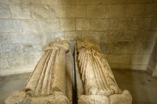 Tum,bas del lado norte del presbiterio iglesia de Gradefes