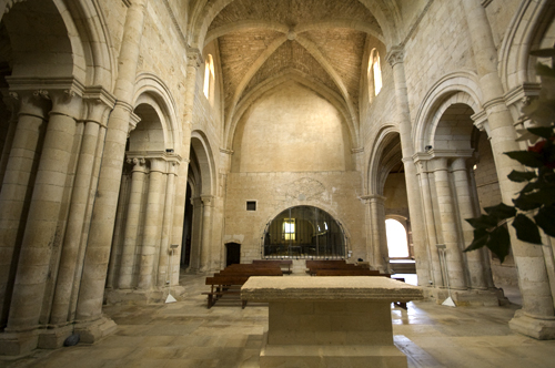 Vista de la nave central desde el presbiterio iglesia de Gradefes