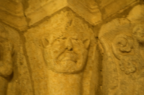 Capitel con rostros humanos iglesia de Gradefes
