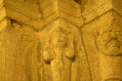 Capitel de Atlas iglesi de Gradefes
