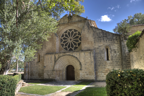 Vista portada occidental de iglesia de Sacramenia