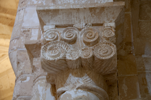 Capitel con adornos geométricos en la iglesia de Sacramenia