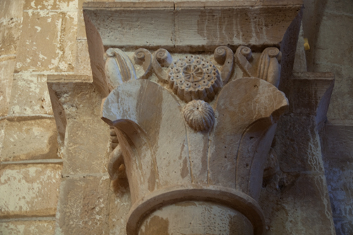 Capitel con adornos geom´étricos en la iglesia de Sacramenia