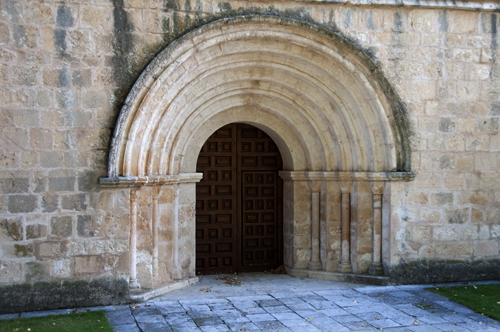 Portada de la iglesia de Sacramenia