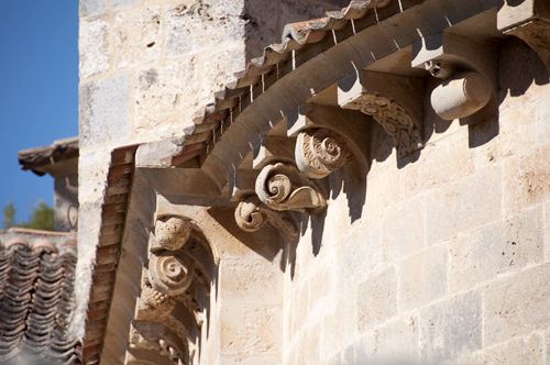 Canecillos del alero de la capilla central de la iglesia de Sacramenia