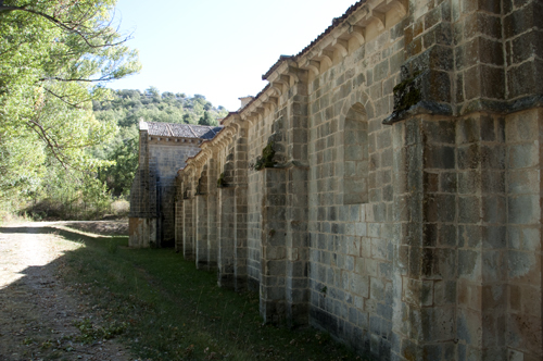 Vista exterior de los contrafuertes prismáticos de la iglesia de sacramenia