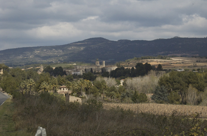 Vista lejana del monasterio de Santes Creus