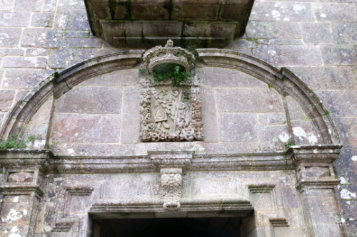 Escudo de la congregación cisterciense de Castilla en la portada del monasterio de Armenteira
